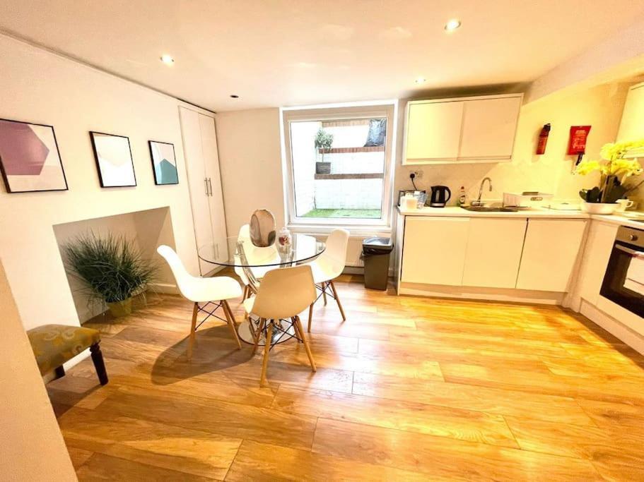 Historical Building / Cozy Basement Apt / Central CBG Buitenkant foto